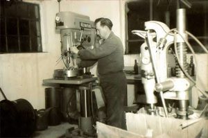Wilhelm Baum 1961 in der Werkstatt
